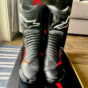 SMX-6 v2 vented motorcycle boots